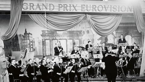 Orchester unter Schriftzug Grand Prix d'Eurovision