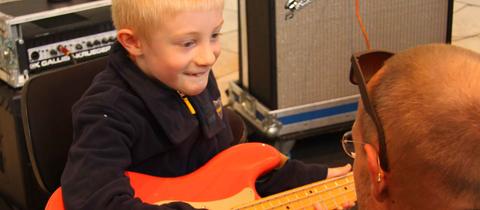 Musiker der hr-Bigband mit Jungem an der Gitarre