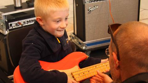Musiker der hr-Bigband mit Jungem an der Gitarre