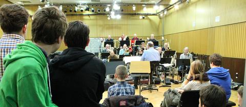 Schüler bei einer Probe der hr-Bigband