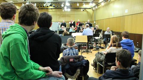 Schüler bei einer Probe der hr-Bigband