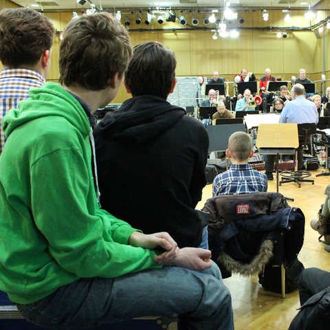 Schüler bei einer Probe der hr-Bigband