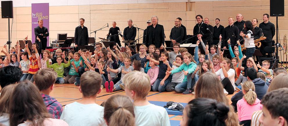 Musiker und Schüler in Sporthalle