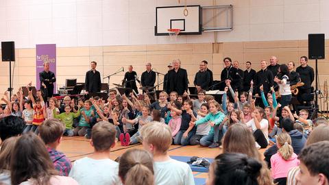 Musiker und Schüler in Sporthalle