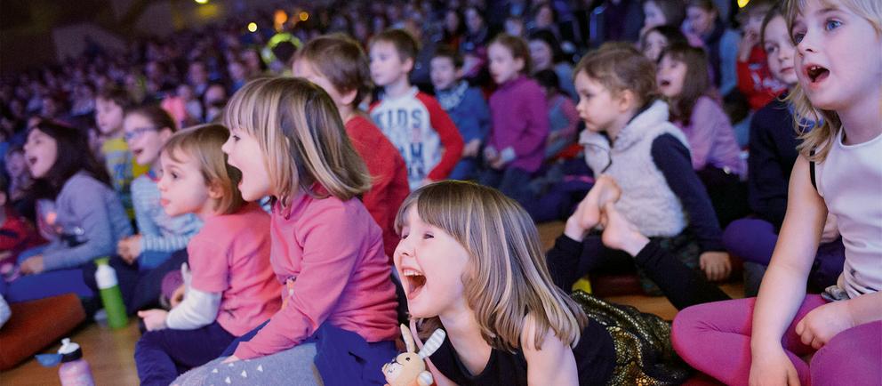 Kinder lauschen Musik