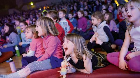 Kinder lauschen Musik