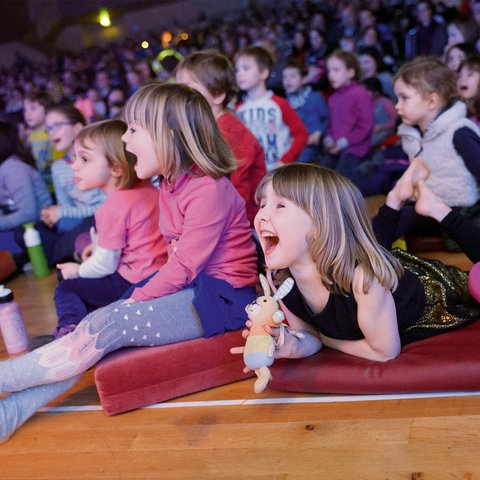 Kinder lauschen Musik