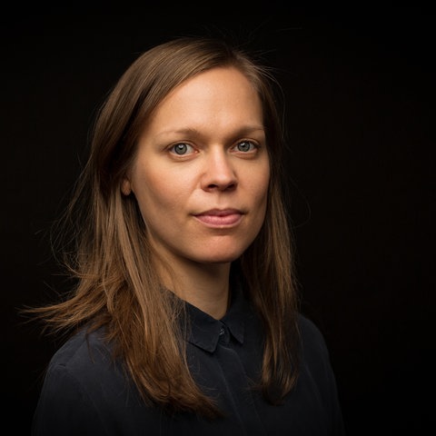 Frau schaut in Kamera