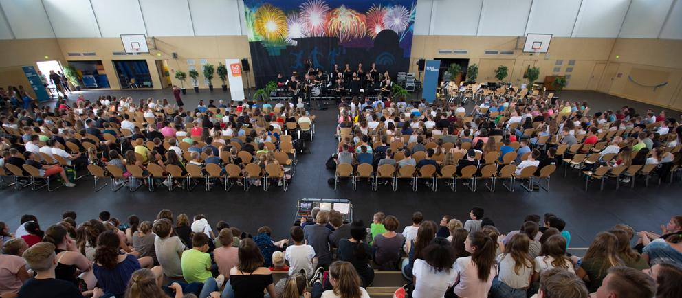 Schüler*innen und hr-Bigband bei Konzert