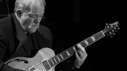 Mann spielt Gitarre