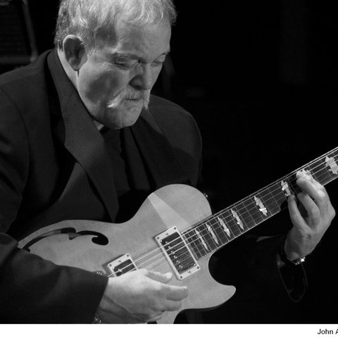 Mann spielt Gitarre