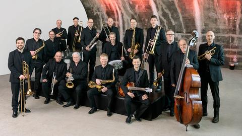 die hr-Bigband unter einer Brücke