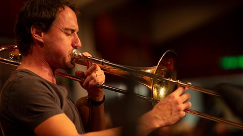 Nils Wogram mit der hr-Bigband