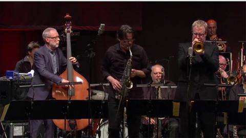 Dave Holland im Konzert mit der hr-Bigband